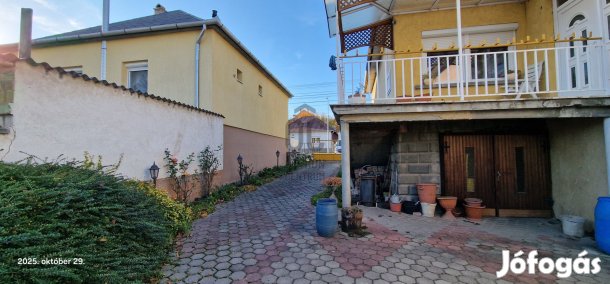 Nyergesújfalun 4 szobás parkositott udvaros ház eladó