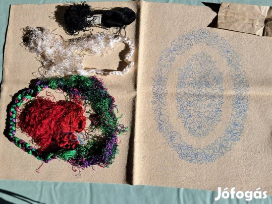 Nyers színű előnyomott filc terítő, díszpárna, műselyem hímzőfonallal