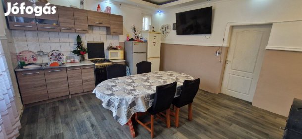 Nyíradonyban fő út mellett családi ház eladó