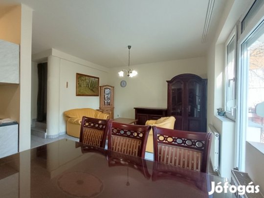 Nyíregyháza Belvárosában nappali + 2 szobás, 1. emeleti lakás kiadó