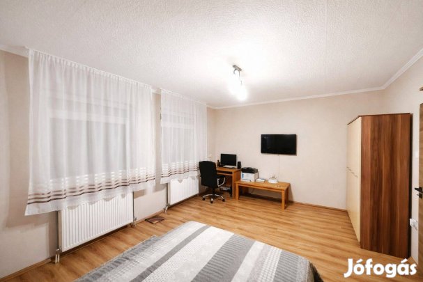 Nyíregyháza Borbányán biztonságos környéken, felújított ház eladó!