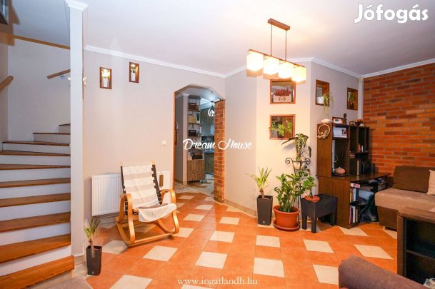 Nyíregyháza Bujtos környezetében felújított sorház eladó!