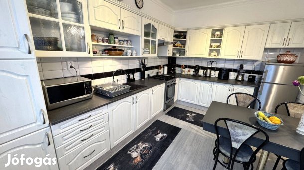 Nyíregyháza Oros 170+80 nm-es két generációs családi ház eladó