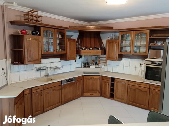 Nyíregyháza Sóstófürdő közeli kertvárosi övezetében családi ház