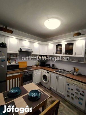 Nyíregyháza belvárosában 3 szobás, nagy konyhás, erkélyes lakás eladó