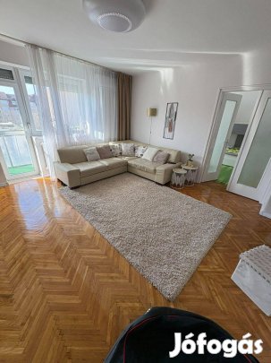 Nyíregyháza belvárosában felújított tágas lakás eladó!