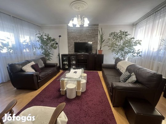 Nyíregyháza belvárosában jó állapotú sorház garázzsal, pihenőkerttel