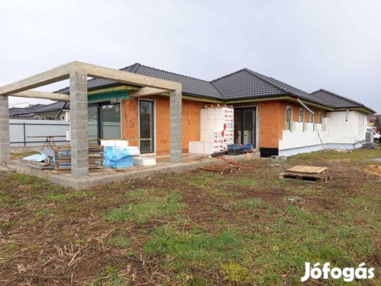 Nyíregyházai 188 nm-es ház eladó