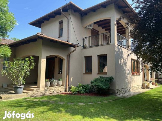 Nyíregyházai 216 nm-es ház eladó