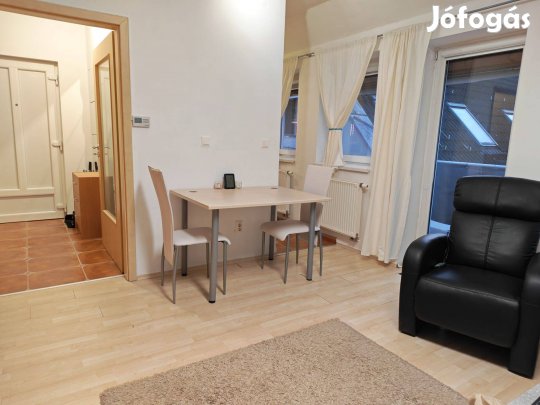 Nyíregyházán, Selyem utca, bútorzattal