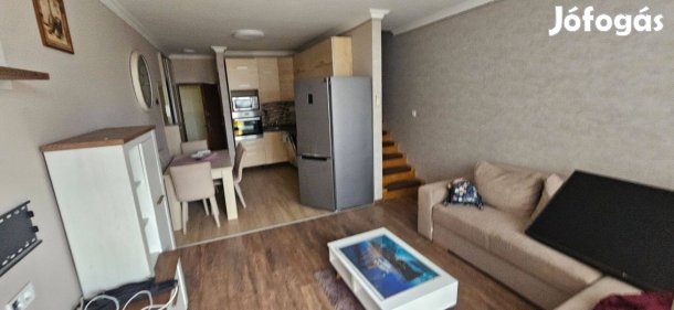 Nyíregyházán az Országzászló téren eladó lakás!