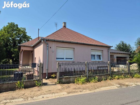 Nyírszőlős kedvelt utcájában önálló szigetelt családi ház eladó