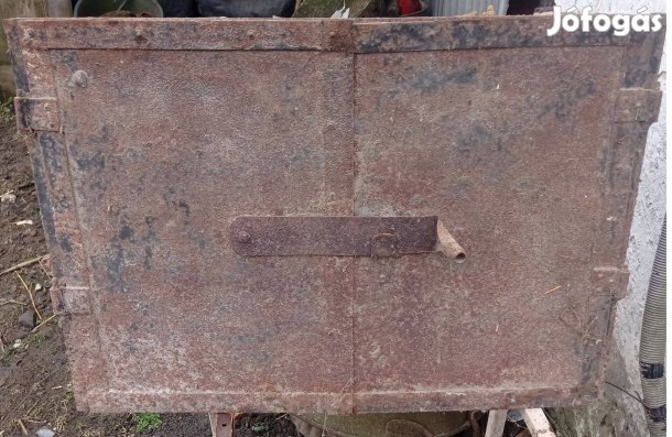 Nyitható öntöttvas ajtó Kiskunfélegyházán