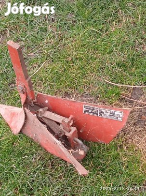 Nyitó-töltögető eke kerti traktorhoz