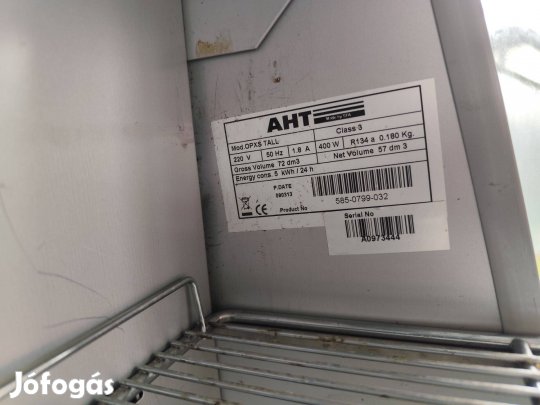 Nyitott hűtő álvánnyal