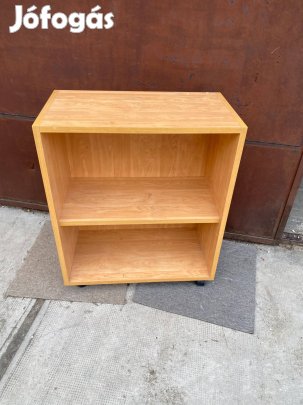 Nyitott polcos szekrény