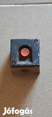 Nyomó gomb és régi típusú villanykapcsoló 