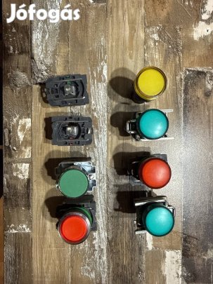 Nyomógombok és jelző lámpák 