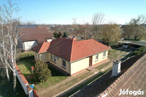 Nyugalom és tágasság egyben földszintes családi ház Debrecenben