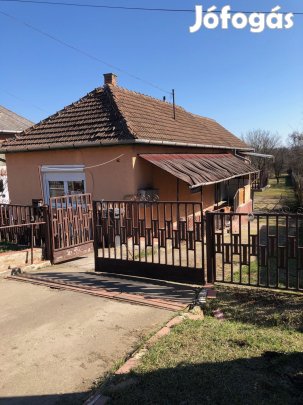 Nyugodt környéken, hatalmas kerttel családi ház eladó!