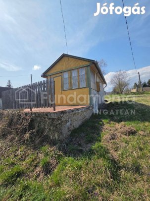 Nyugodt telek, nyaraló városi panorámával