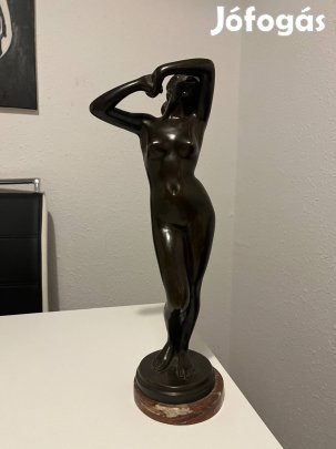 Nyújtózkodó női akt bronz szobor
