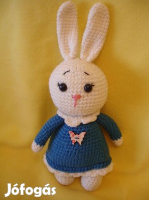 Nyuszi kék ruhában horgolt figura