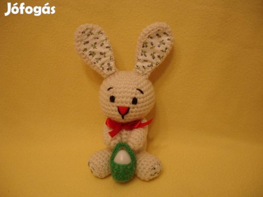 Nyuszi ülő amigurumi figura