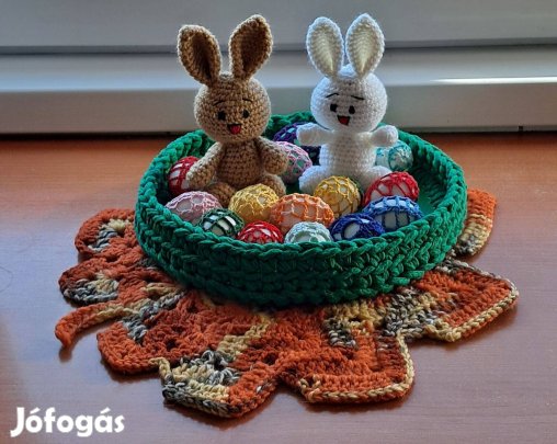 Nyuszis húsvéti asztali dísz kosárban