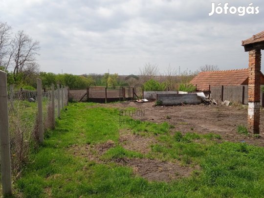 ÓRIÁSI TELEK A KÖZPONTBAN - MÉGIS CSENDES HELYEN - 6 LAKÁS ILLETVE 3 I