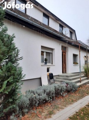 Ócsa központjában kiváló állapotú ikerház utcafronti lakása