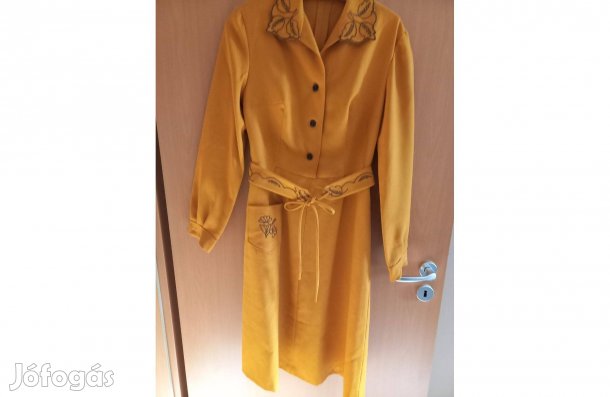 Okkersárga hímzett ruha