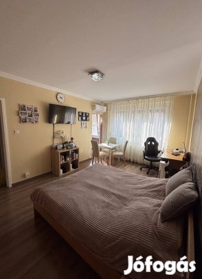 Okosan kialakitott, külön konyhás, világos garzon eladó