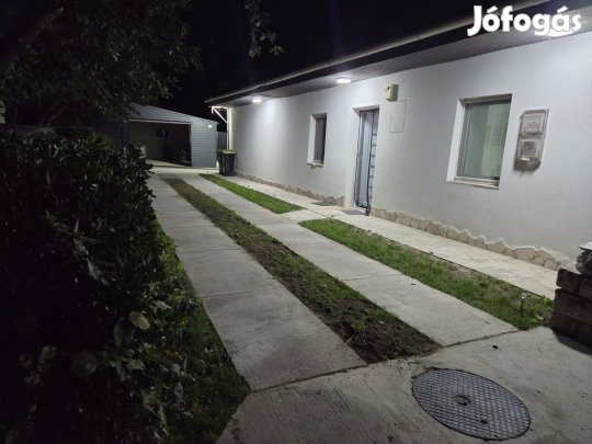 Okoseszközzel vezérelhető, felújított ház eladó Neszmélyen!