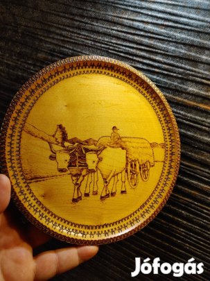 Ökrös szekér faragott falitányér
