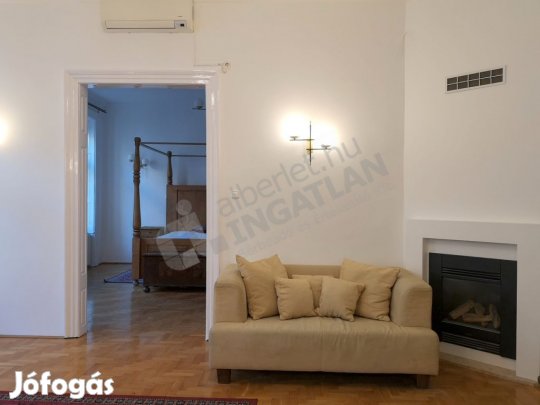 Október 6 utcában három hálószobás lakás kiadó