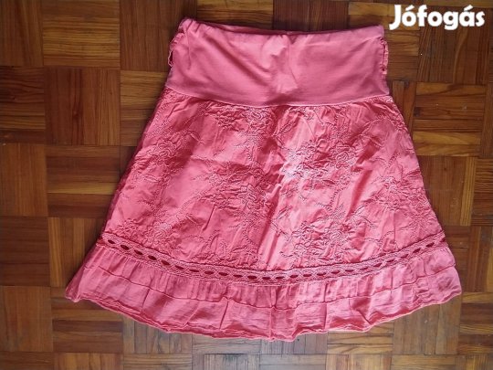 Olasz pamut, hímzettcsipkés, halványpiros bohém szoknya