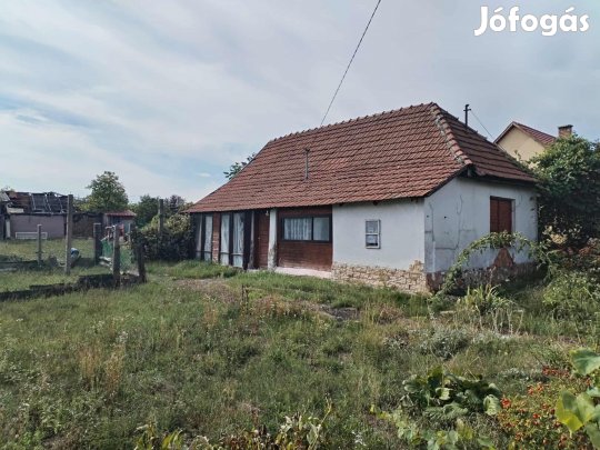 Olcsón fenntartható ház vagy nyaraló eladó Szarvasgedén, hatalmas