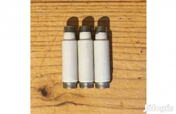 Olvadó porcelán biztosíték 16A 500V 3 db