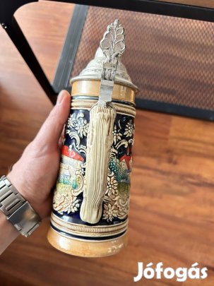 Ón fedeles porcelán korsó