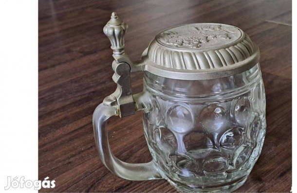 Ón fedeles üveg korsó