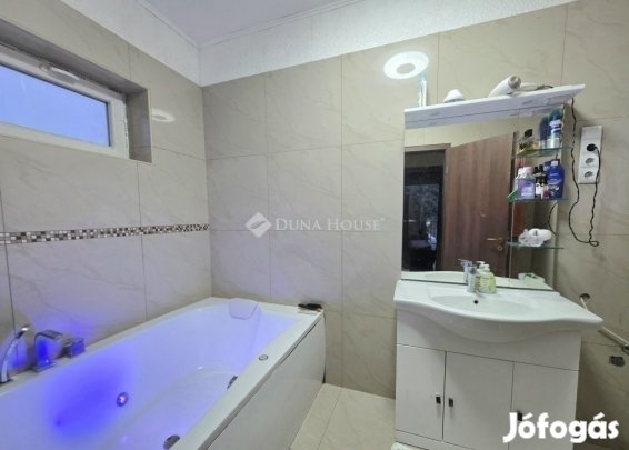 Önálló családi ház medencével Gyömrőn