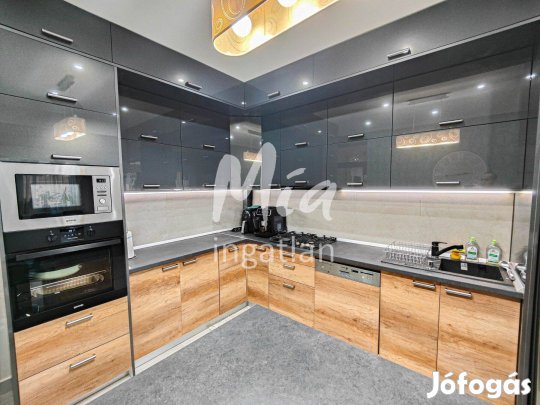 Önálló családi ház parkosított kerttel medencével