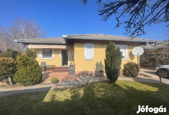 Önálló ház jellegű ! Garázzsal találkozó ikerfél Csömörön