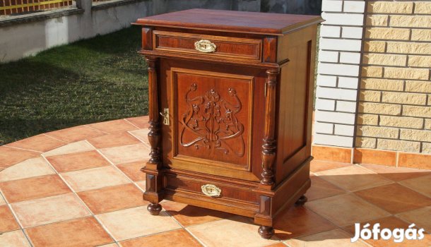 Ónémet, dúsan faragott komód