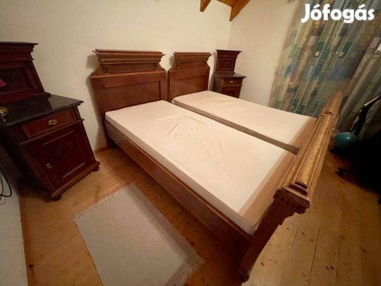 Ónémet faragott ágy és márványlapos éjjeliszekrény