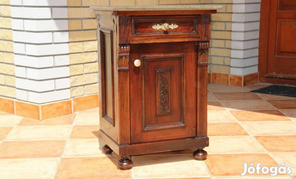 Ónémet márványlapos, faragott éjjeliszekrény