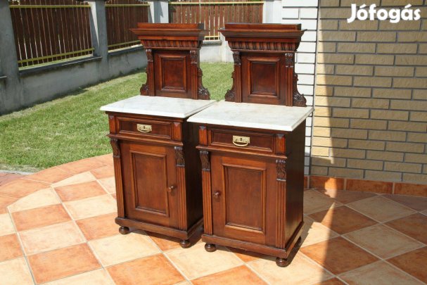 Ónémet márványlapos, felépítményes éjjeliszekrény pár