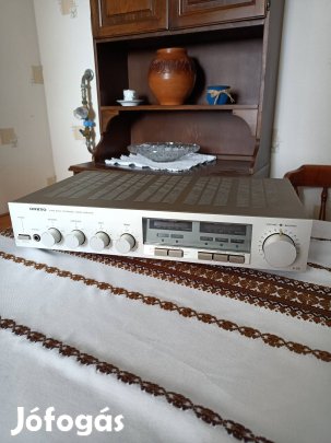 Onkyo erősítő a képen látható.