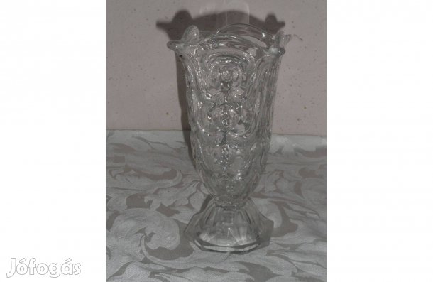 Öntött üveg talpas váza